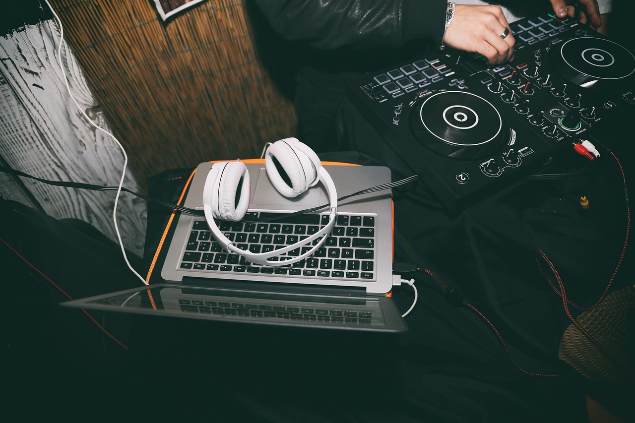 headphones, laptop, dj, music, dj controller, disc jockey, headset, audio, sound, entertainment, playing, nightlife, party, club, headphones, headphones, headphones, music, music, music, music, music, headset, audio, sound, entertainment, entertainment, party, party, party, club, club